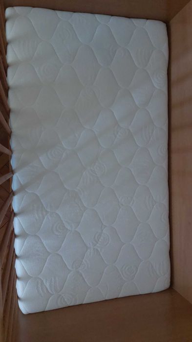 Детско креватче с люлеещ механизъм