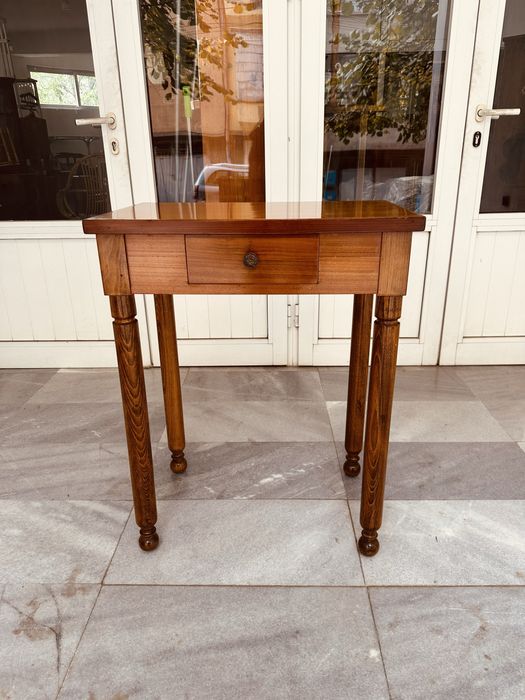 Елегантна италианска дървена маса с чекмедже – ръчна изработка