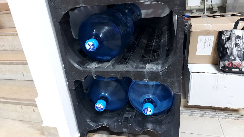 Vând suport / rastel pentru bidoane de apa 20l + 6 bidoane pline noi