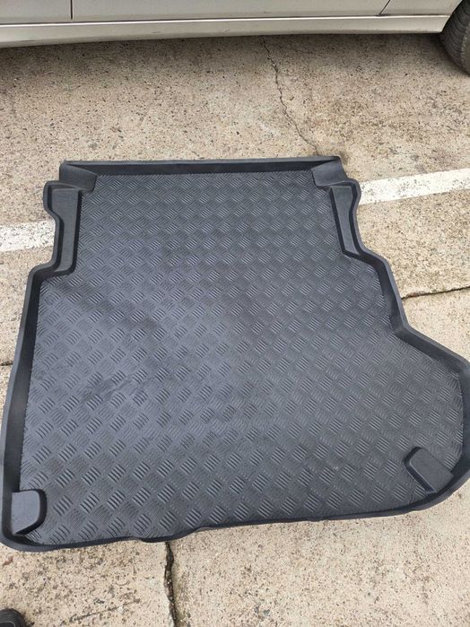 Полиетиленова стелка за багажник