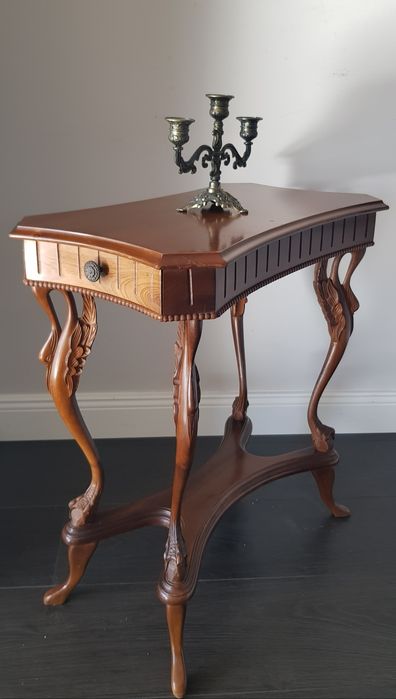 Măsuță veche pentru cafea model deosebit