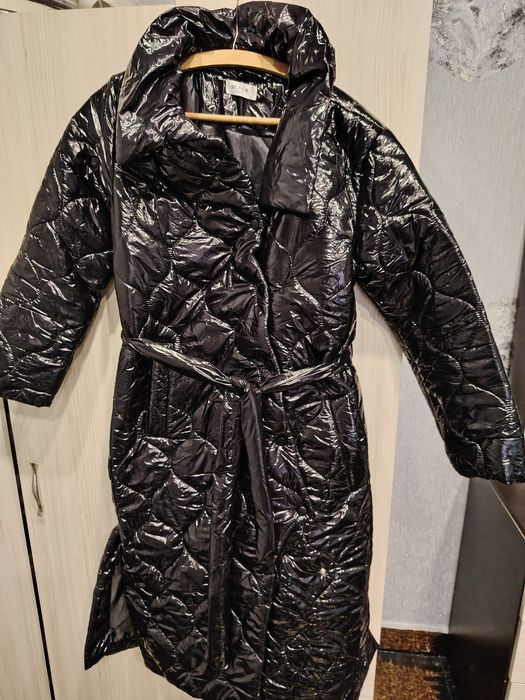 Дълго лачено яке подходящо за есенно зимния сезон