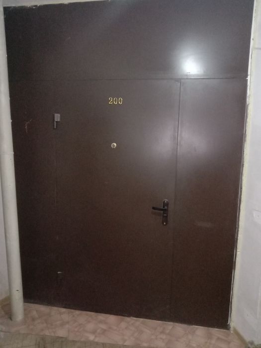 Продам металлическую дверь