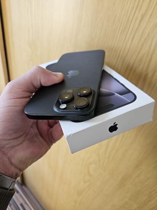 V/S iphone 16 pro max 256 gb