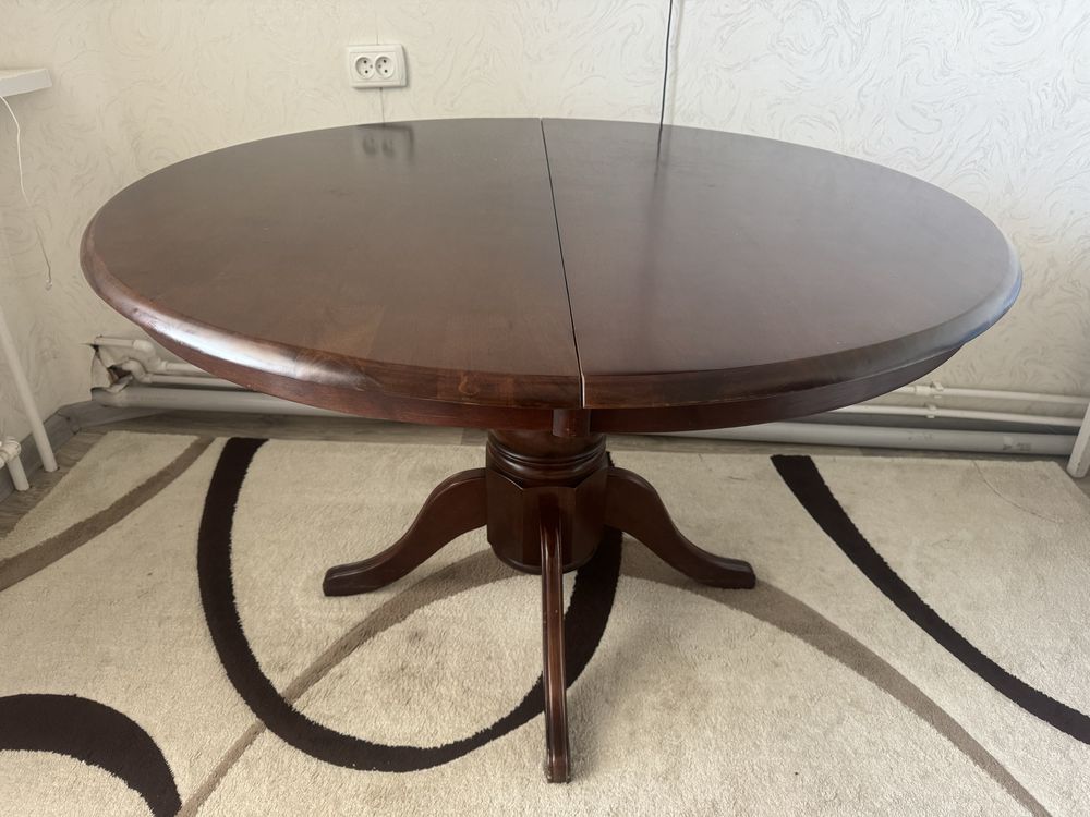 Продам стол хорошее качество , очень тяжелая 1*20 на 1*20 ,(1,50)