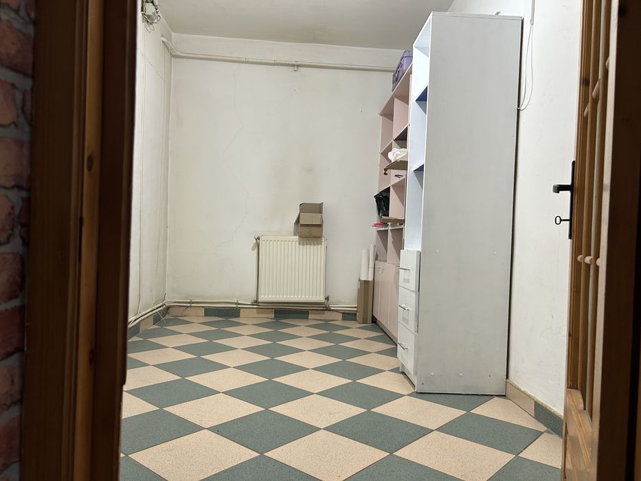 De inchiriat spatiu comercial de 50 m” linga Non Stop ,Capsa . Barlad