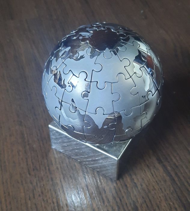 Puzzle glob pamantesc pentru birou