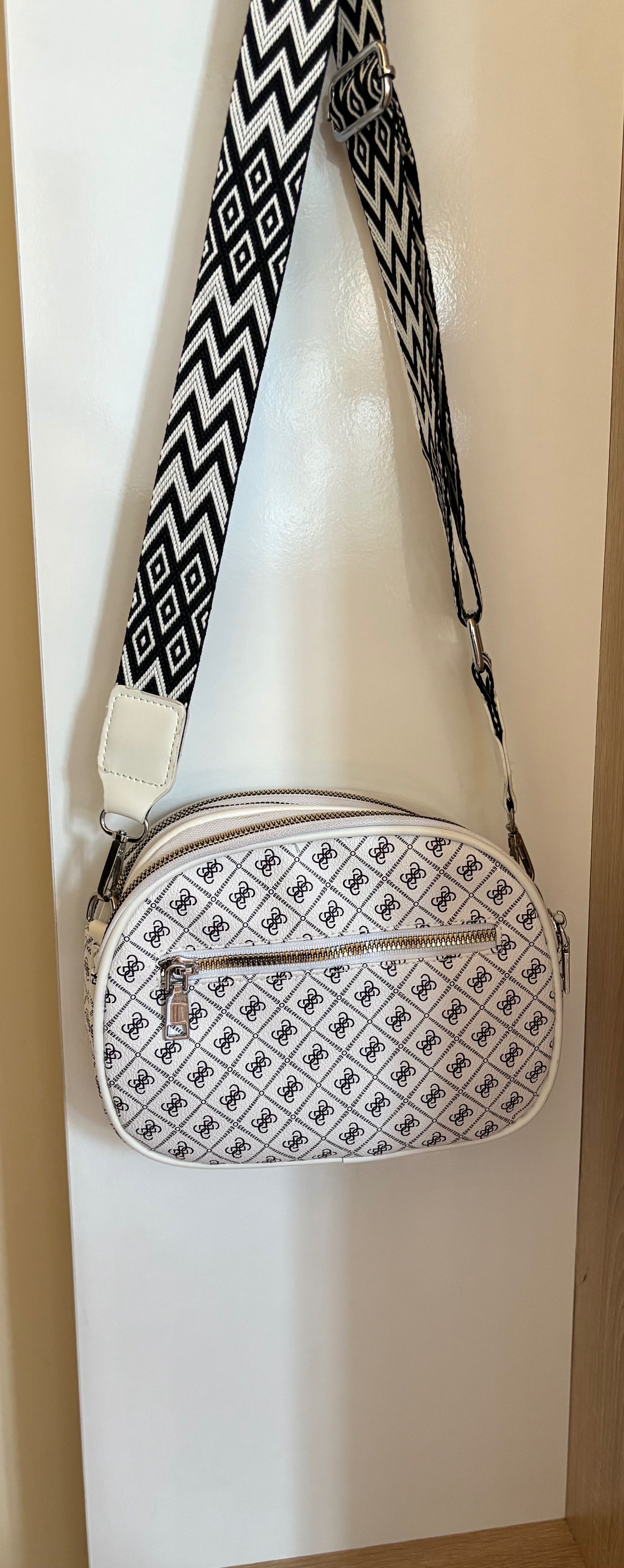 Дамска чанта guess