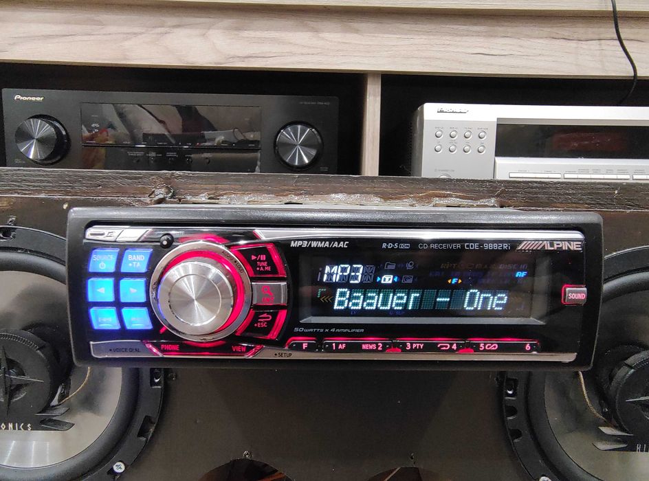 Висок клас ALPINE CDE-9882Ri USB / CD / MP3