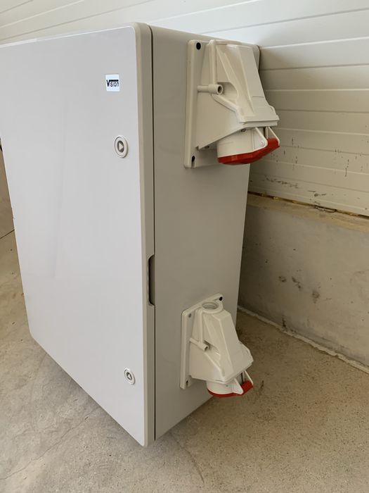 Panou electric trifazic cu prize 32A și contorizare
