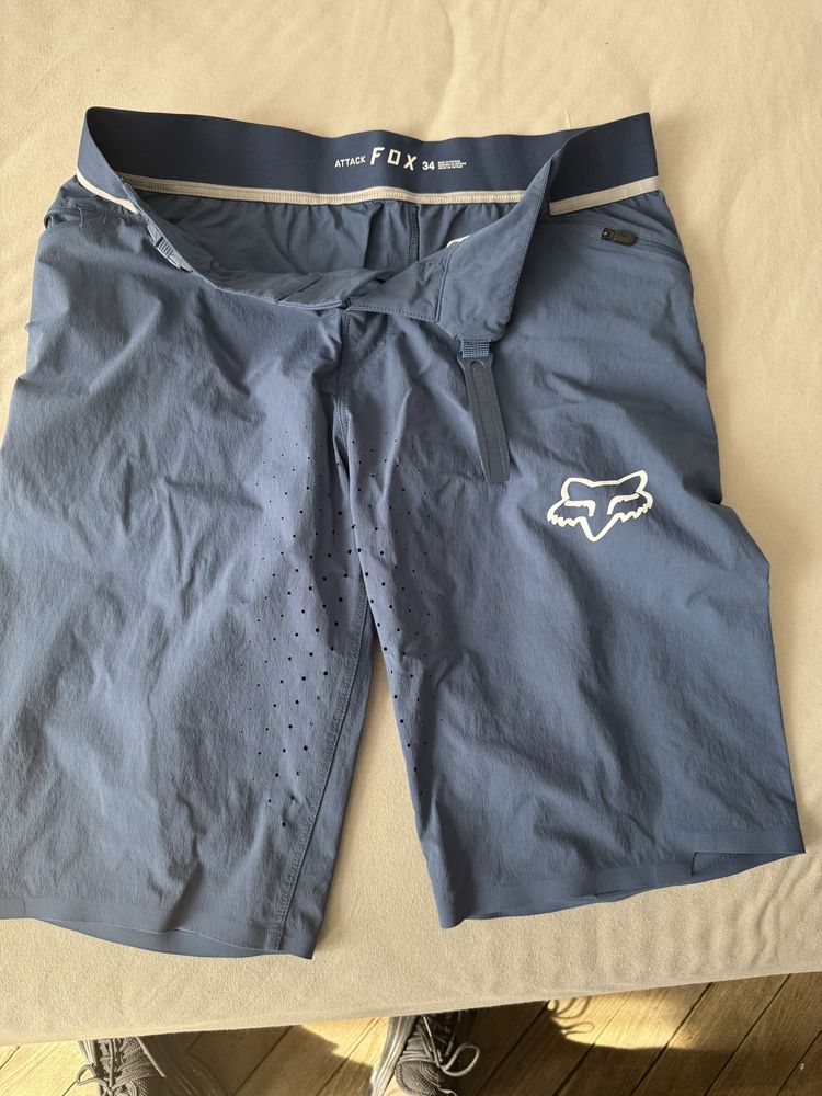 Vand pantaloni scurti FOX