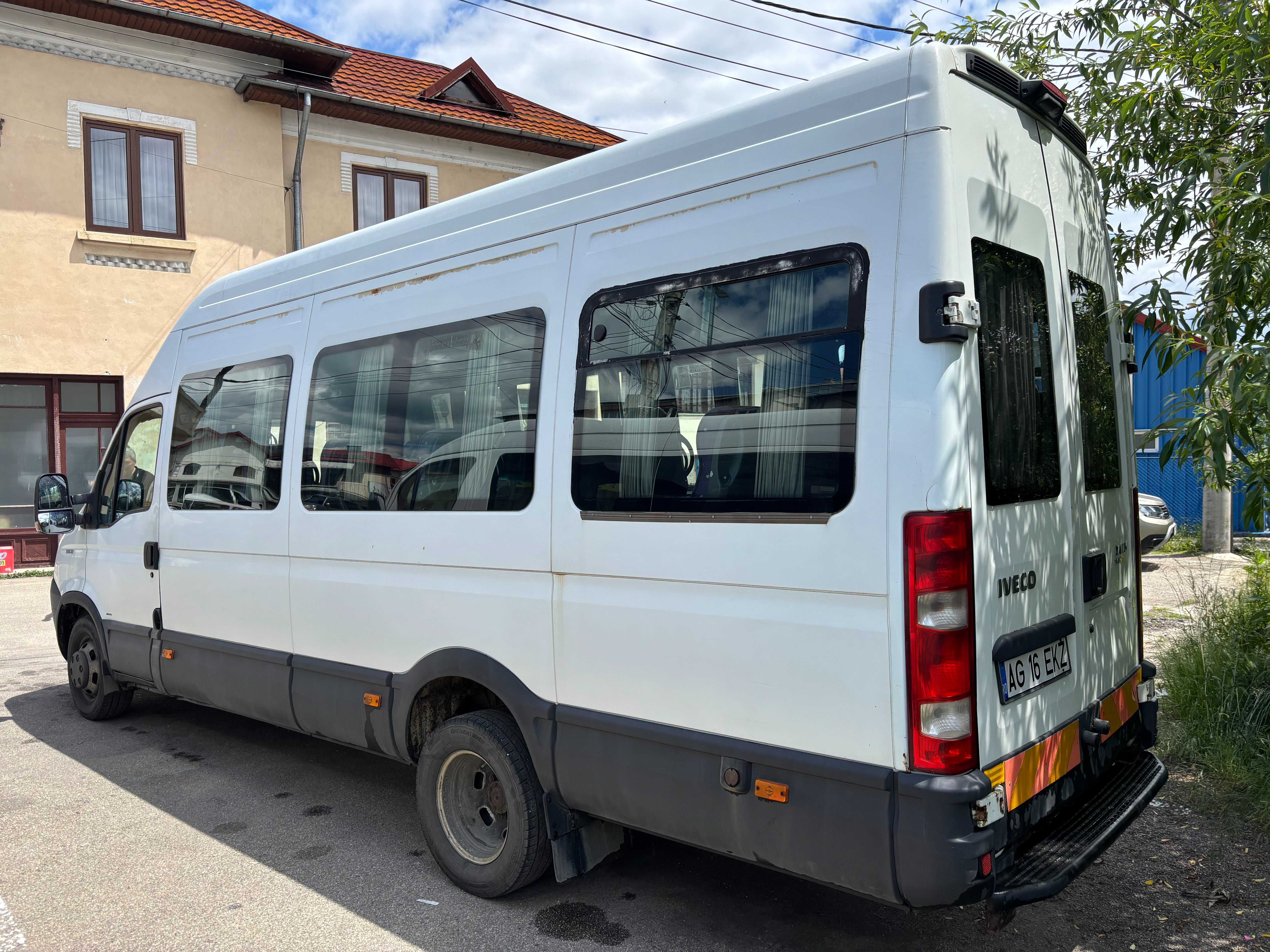 Microbuze Mercedes Sprinter si Iveco Daily