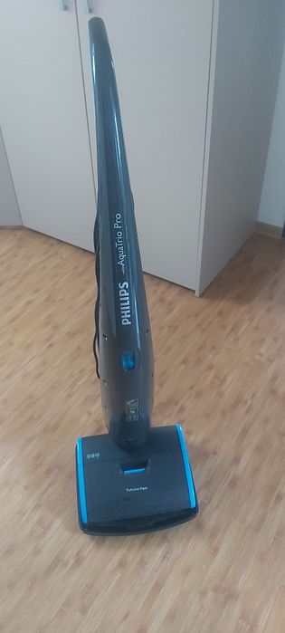 Vând aspirator vertical cu spălare Phillips AquaTrio