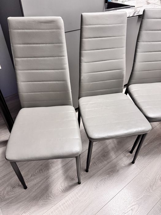 Vând set de 4 scaune de dining / bucătărie