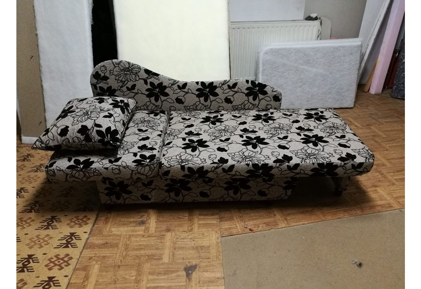 Малък компактен диван в зелено