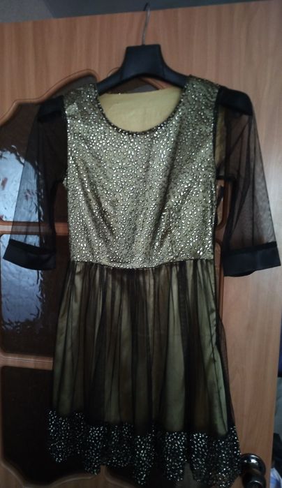 Продам  платье на подростка нарядное