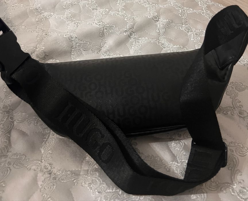 Мъжка чанта / Hugo / банан / паласка / през рамо