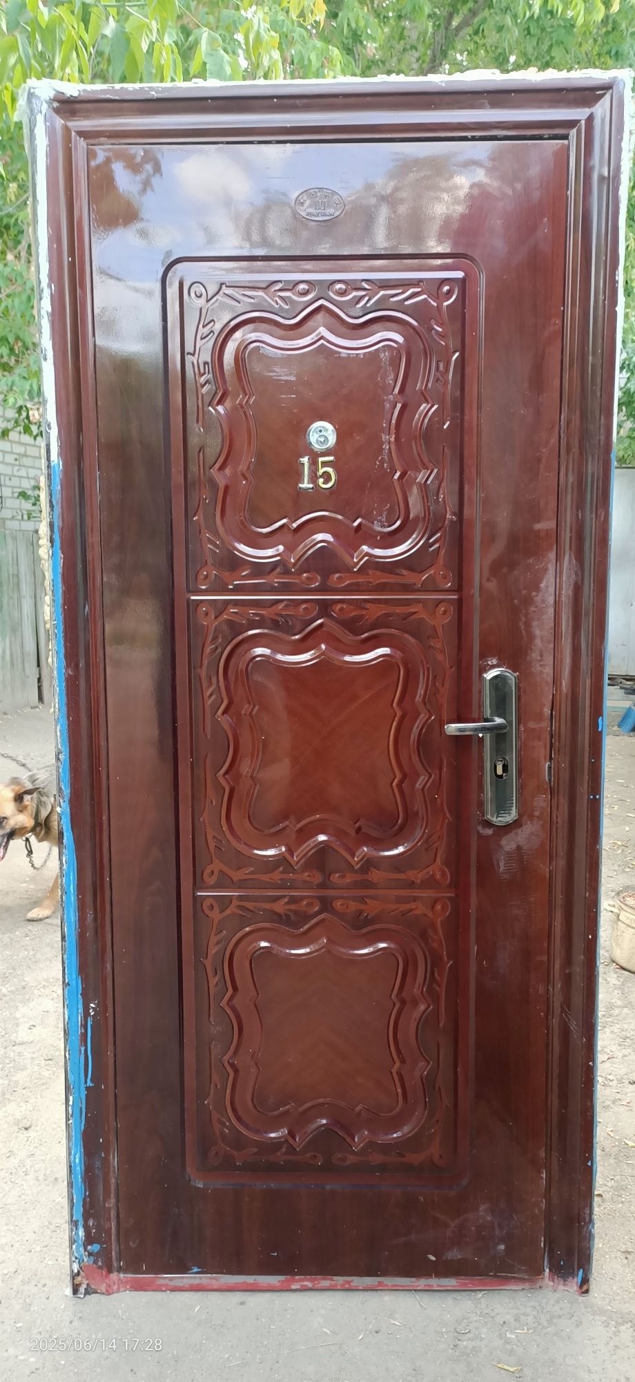 Продам металлическую дверь цены разные.