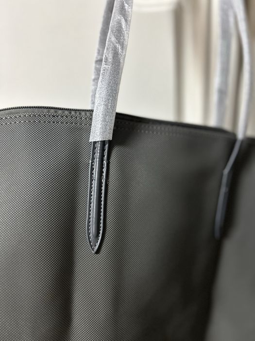 Geanta noua, cu eticheta