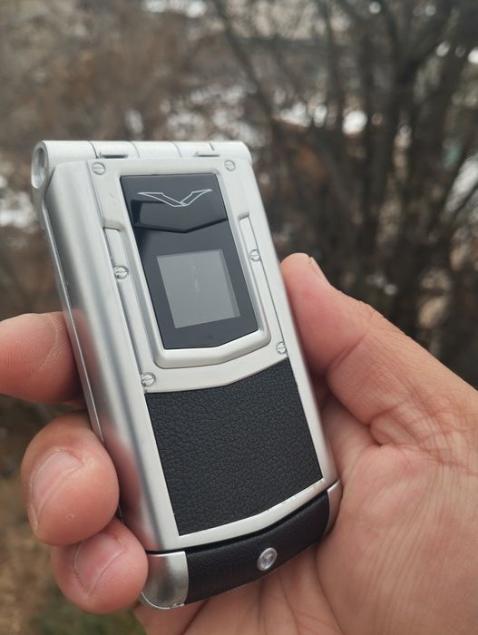 Vertu Ayxta телефоны для связи