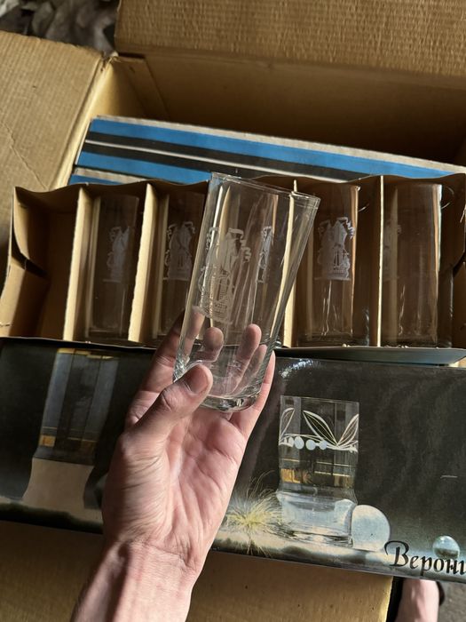 Стаканы, прозрачные стаканы.