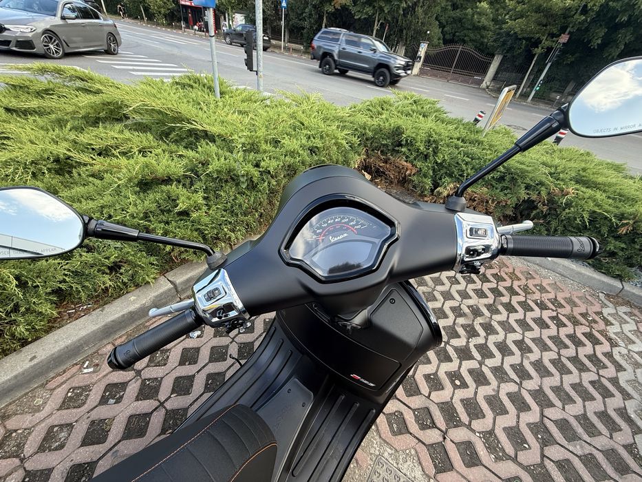Vespa GTS 125cc, nou, negru mat, parbriz, top box, accesorii