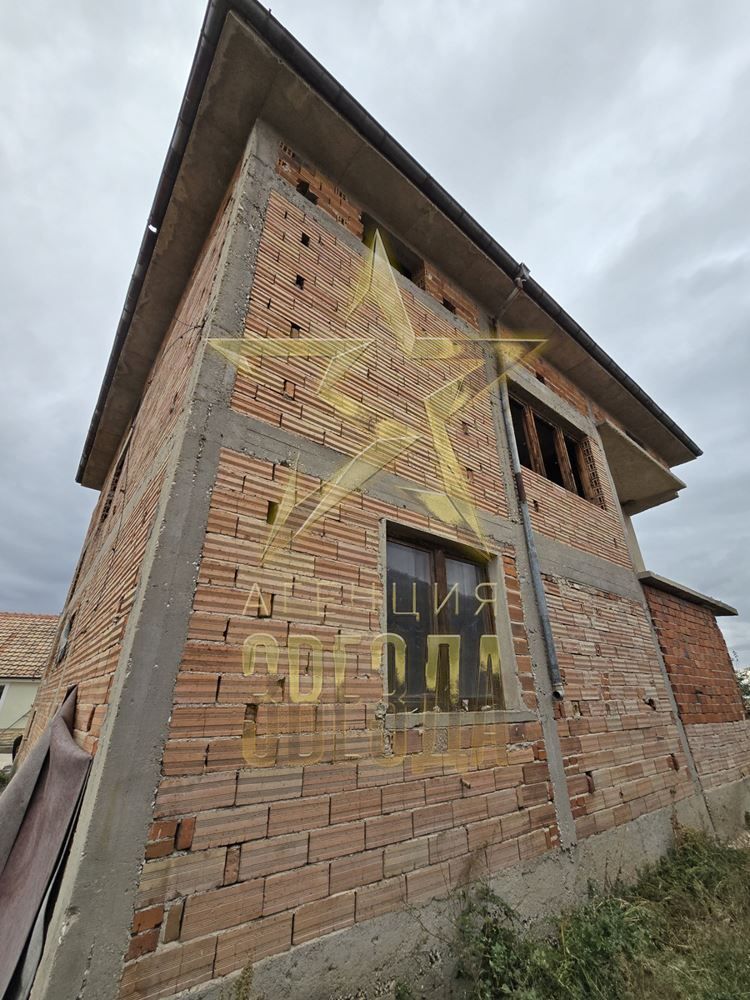 Продава се двуетажна масивна къща в село Маноле