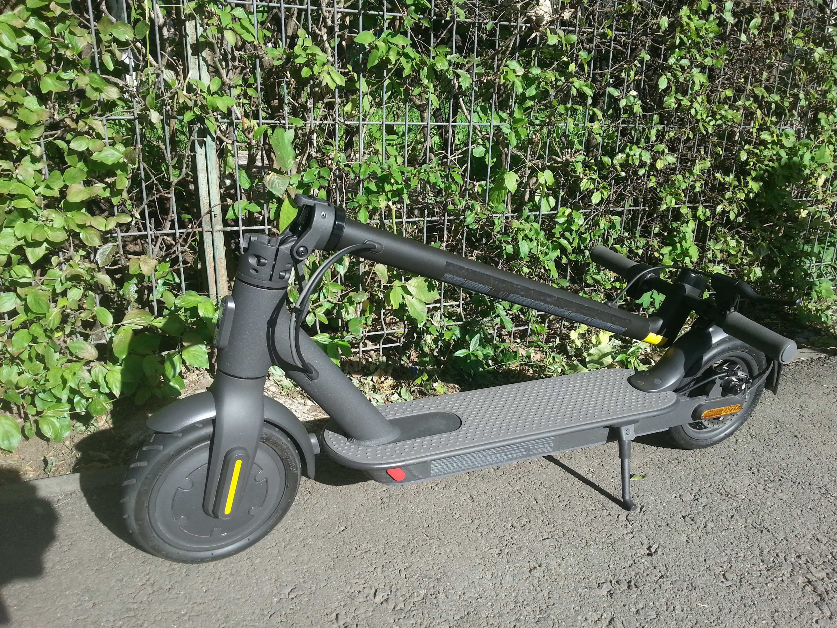 Trotineta electrica Xiaomi Mi Scooter Essential