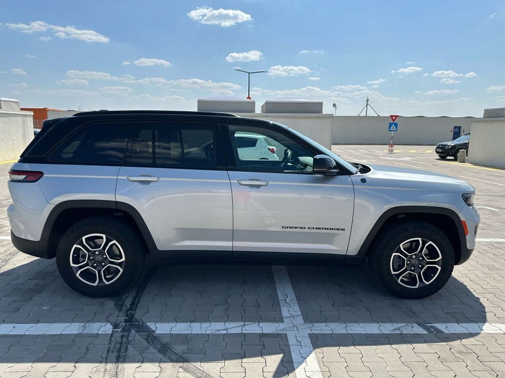 grand cherokee 2022 62000mii euro