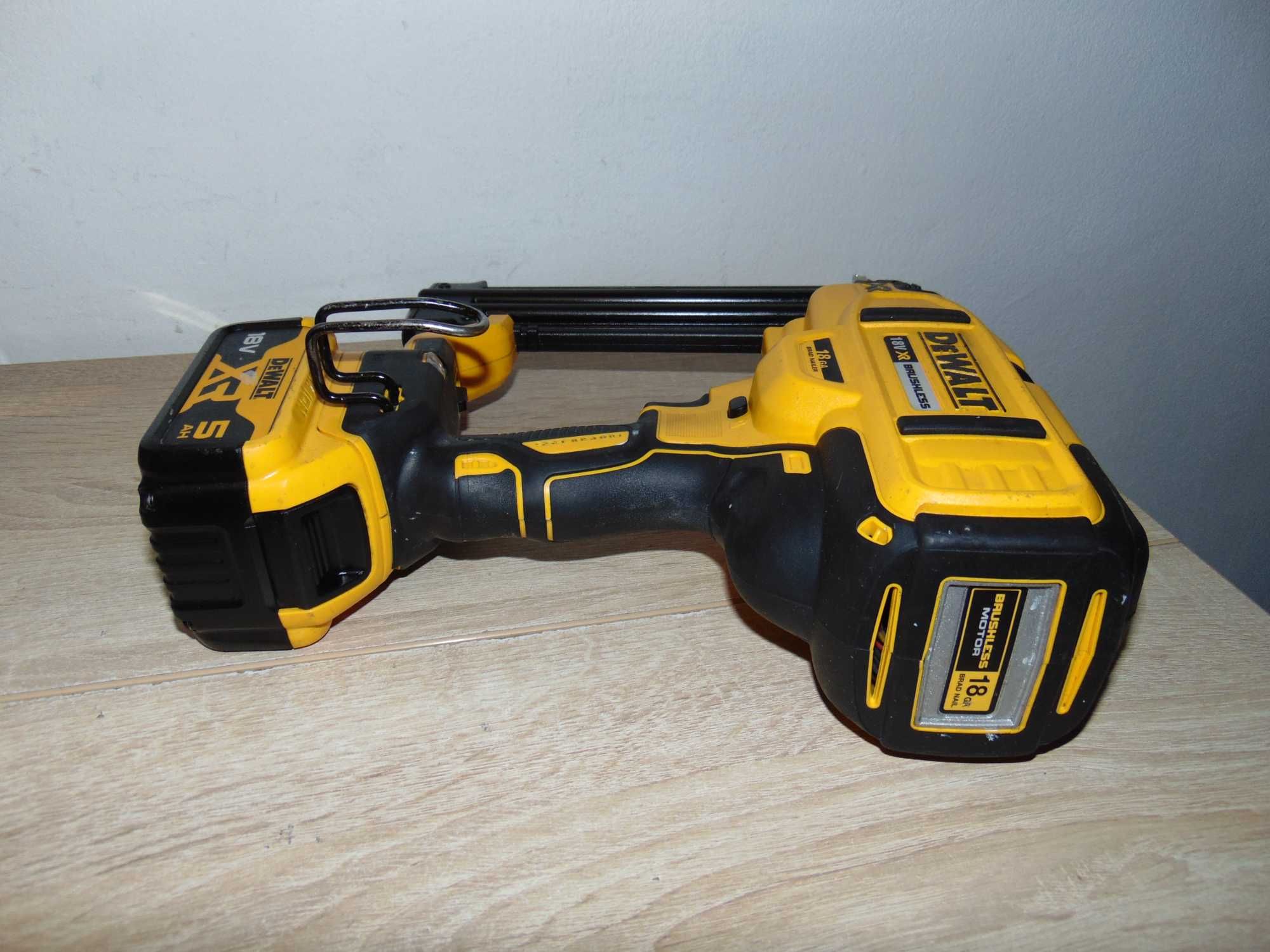 Dewalt DCN680 pistol cuie finisare brushless 2022