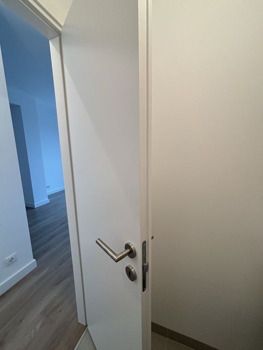 Uși de interior Benati albe – ca noi, cu toc și feronerie