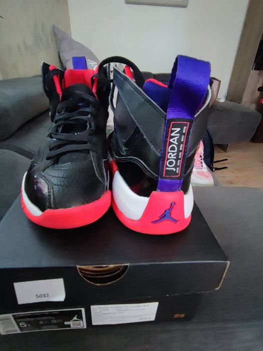 AIR JORDAN маратонки номер 37.5