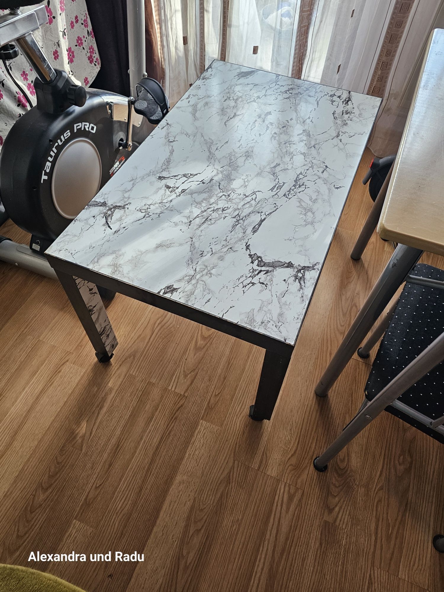 Masuta 90 cm Lumgime, 55 cm Lățime și 45 cm Inaltime de la IKA foarte