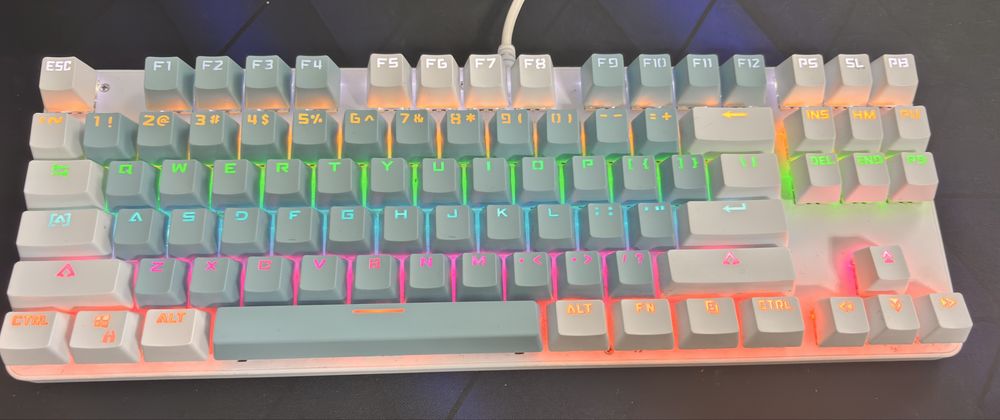 Tastatură mecanică RGB, switch-uri albastre