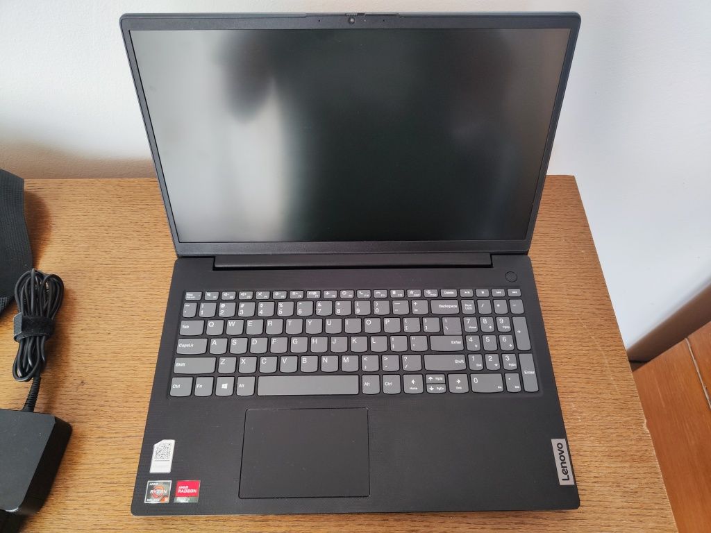 Laptop Lenovo cu procesor AMD Ryzen™ 5 5500U