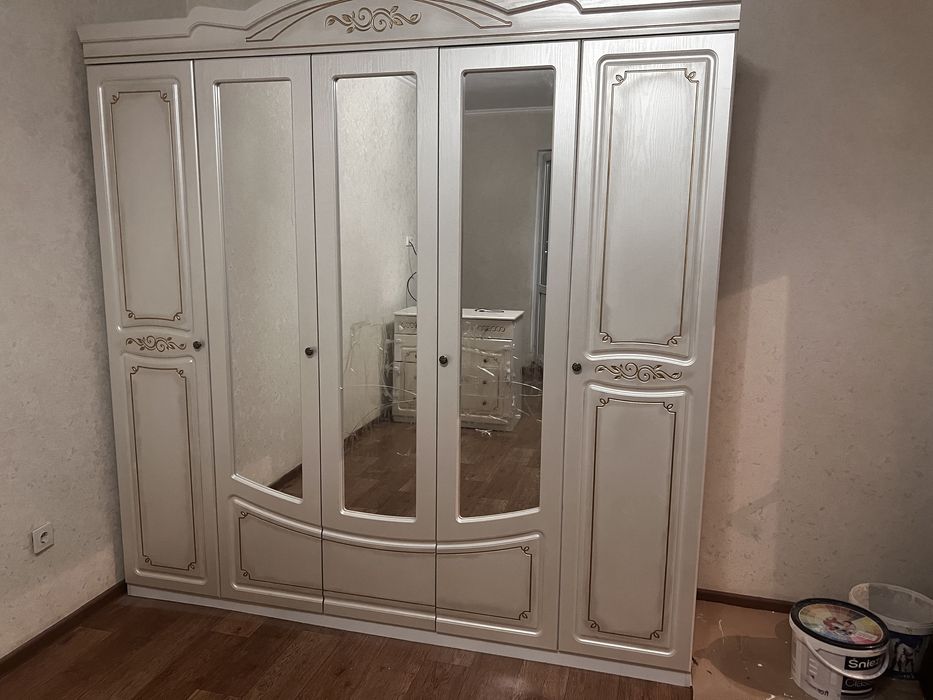 Белый шкаф в спальню с зеркалами
