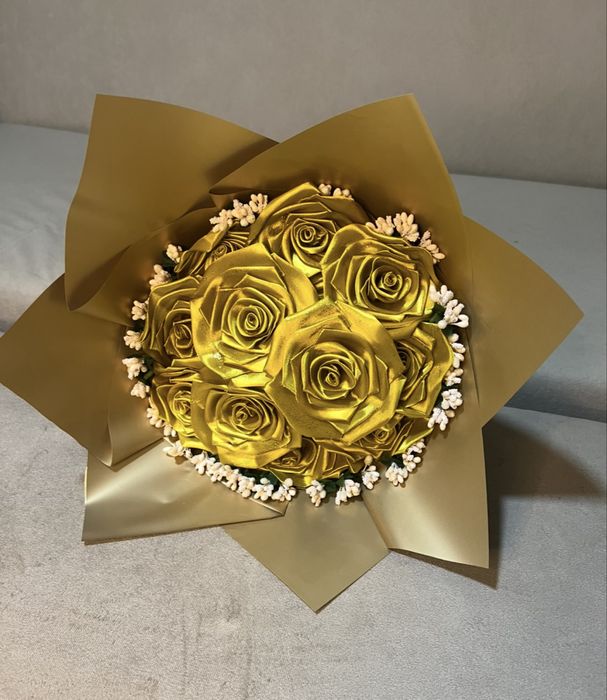Buchet 11 trandafiri gold cu stamine