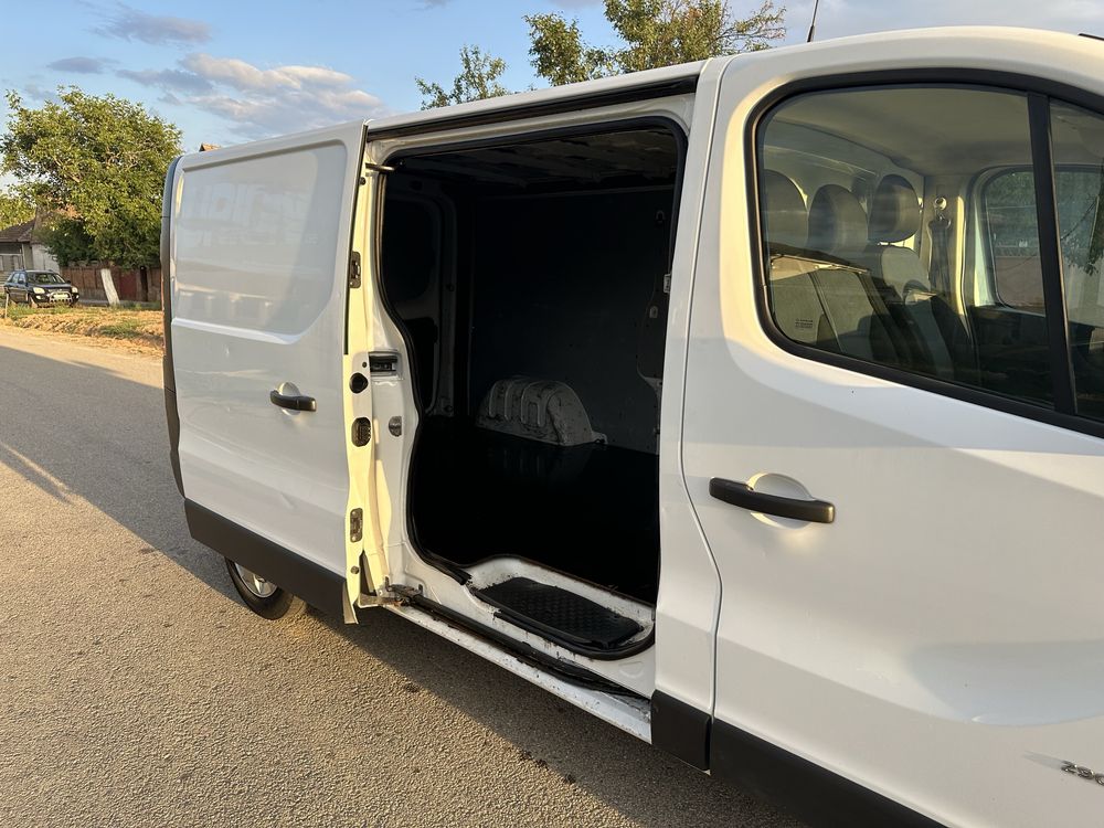 Opel Vivaro - 1.6 CDTI BiTurbo, An 2017, 3 locuri, 250.000km, Clima
