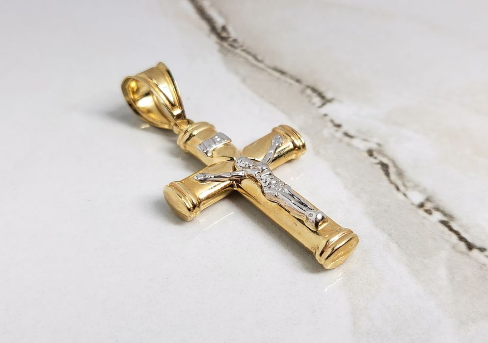 Cruce din aur galben de 14K cu detalii din aur alb – gramaj 2,75 gr