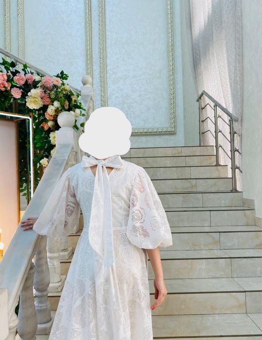 Платье белое.Очень красивое,нежное