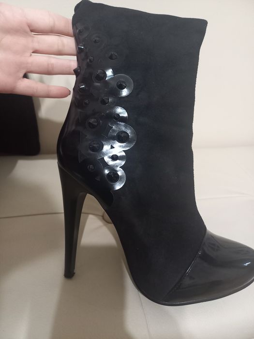 Елегантни дамски ботуши на висок ток