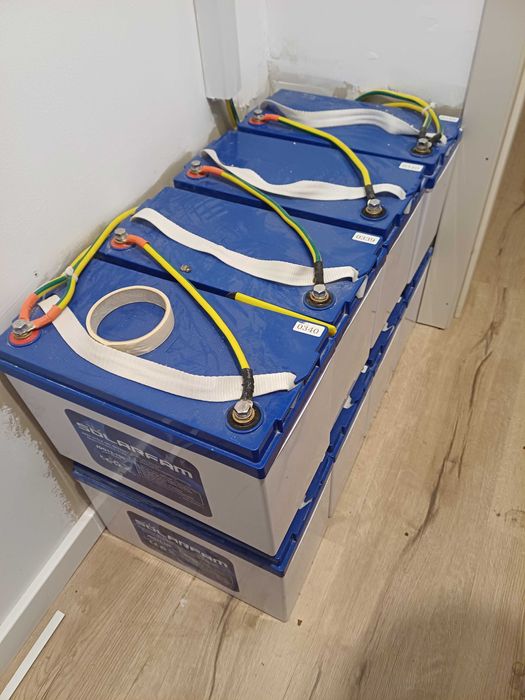 Vând 8 baterii pentru sistemul solar 8kw total