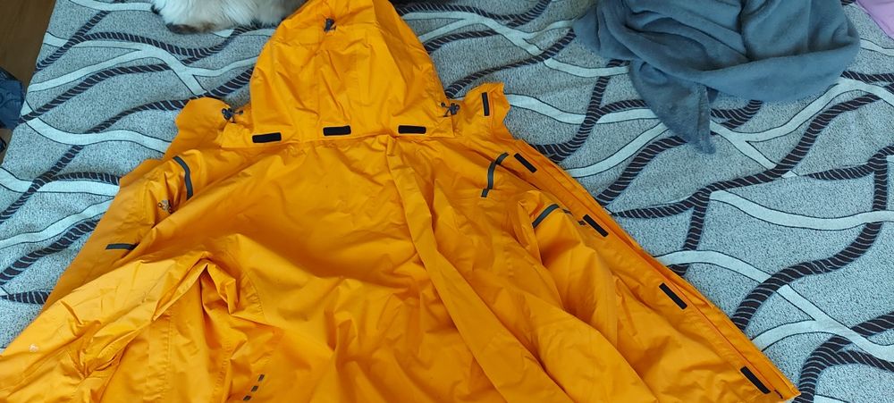 Vând geacă sport Adidas damă nouă