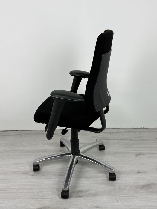 Офис стол BMA ергономик Модел Axia висока клас Черна тапицерия