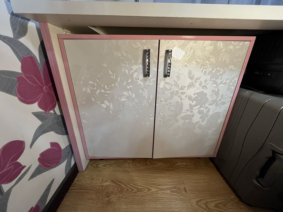 Продается стол с тумбами и полки