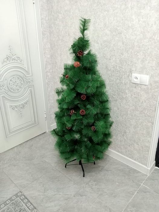 Продаю новогоднюю ёлку с игрушками