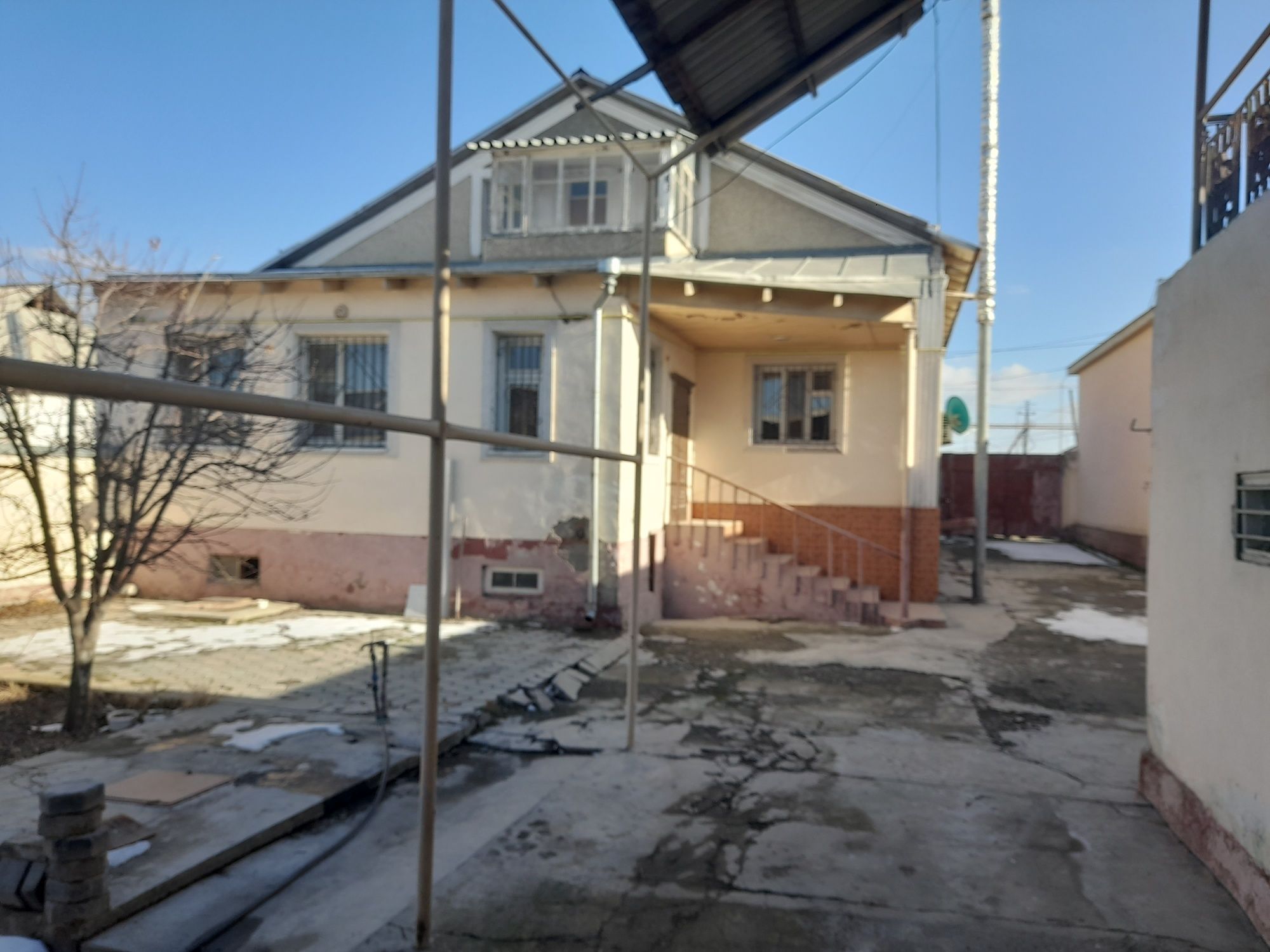 Продаётся большой дом с мансардой в городе Туркестан вдоль трассы