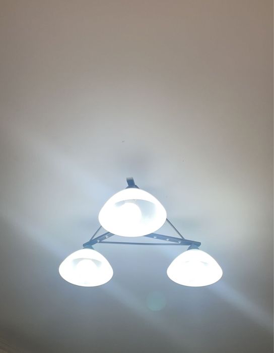 Продается люстры по 3000 т все лампы продрабочие