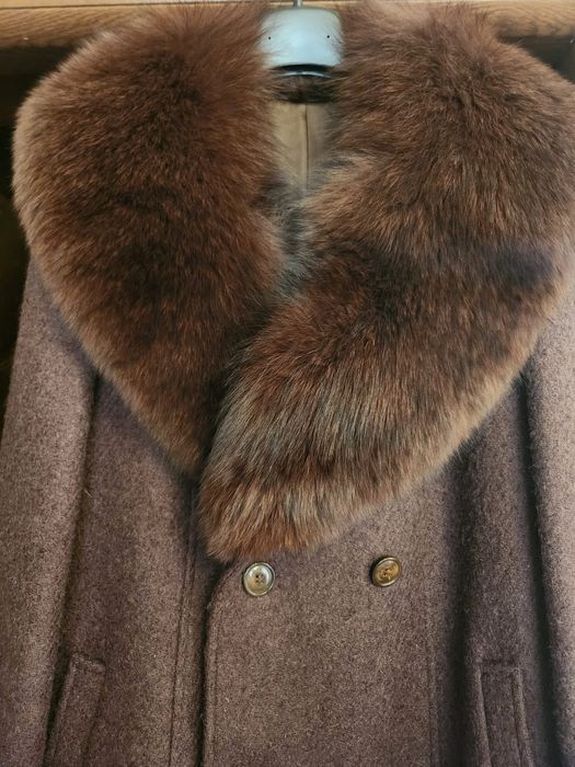 Palton din stofă cu blana la gât