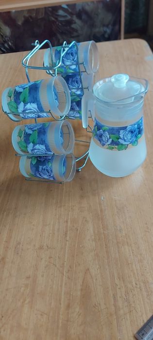 Продаётся  набор графин  и стаканы на подставке.